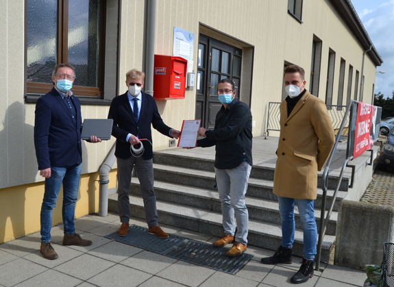 Zuwendungs- und Weiterleitungsbescheid zum Breitbandausbau übergeben